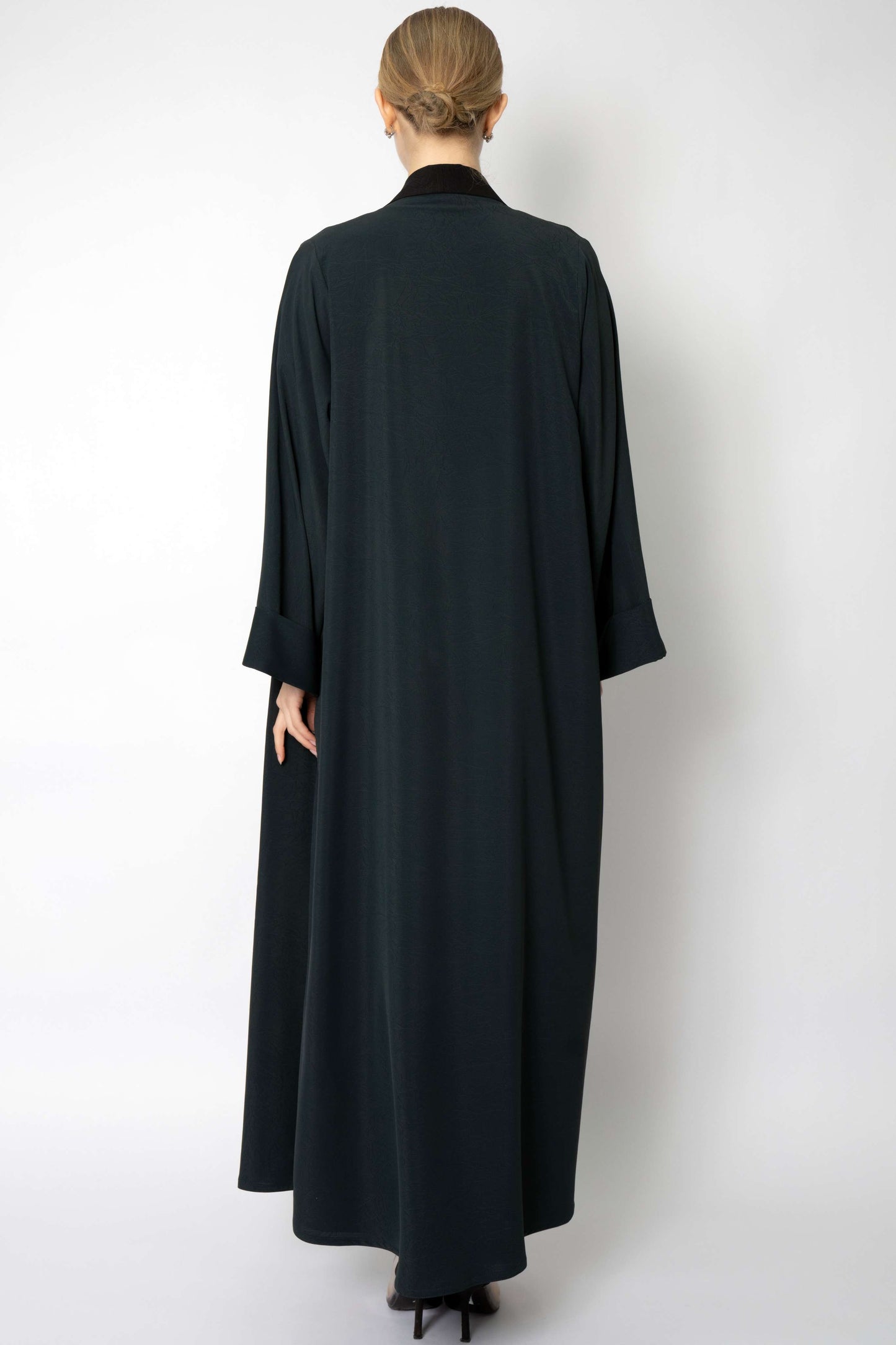 Aesthetic Collar Abaya in Elegant Colors