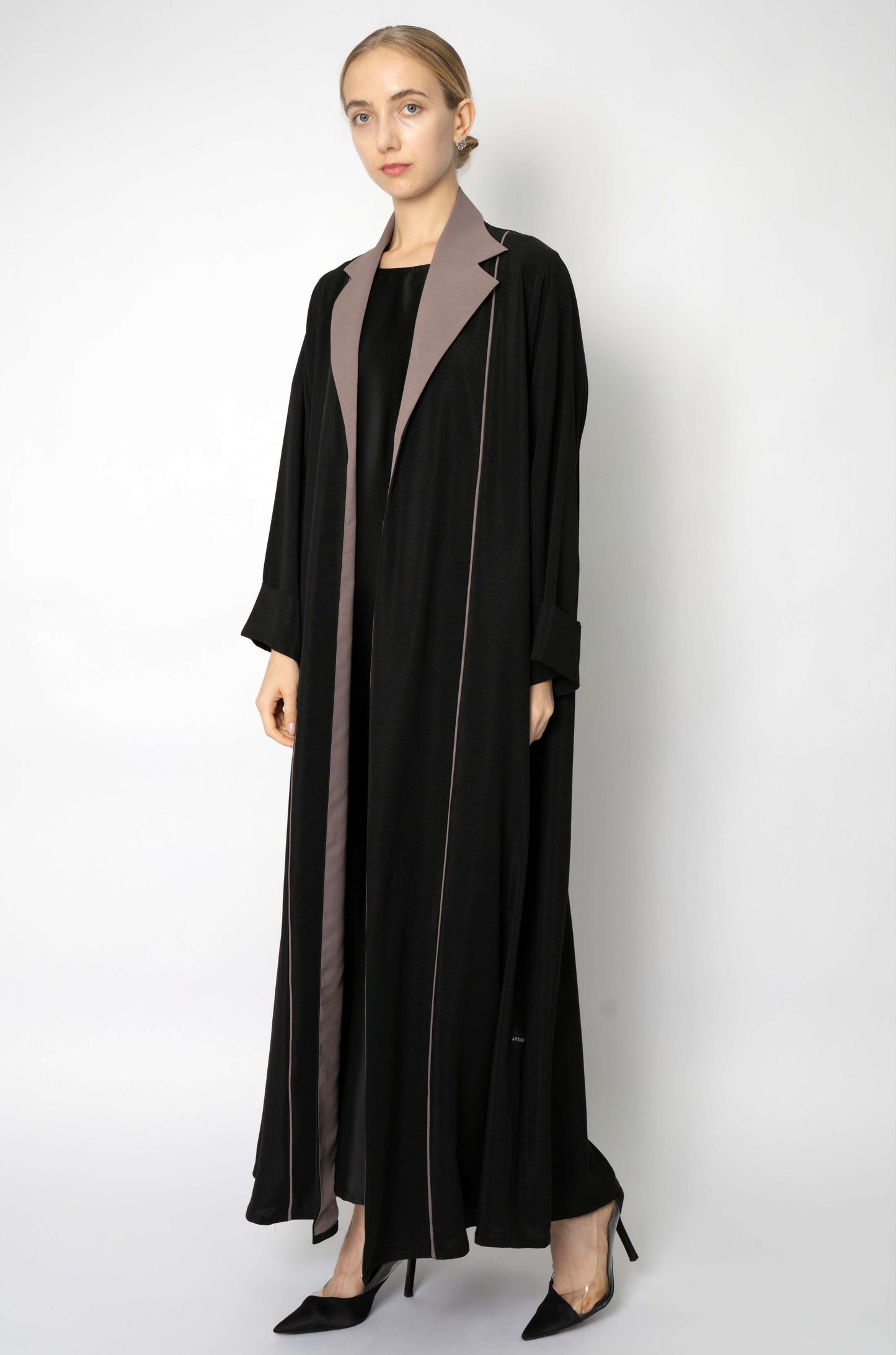 Aesthetic Collar Abaya in Elegant Colors