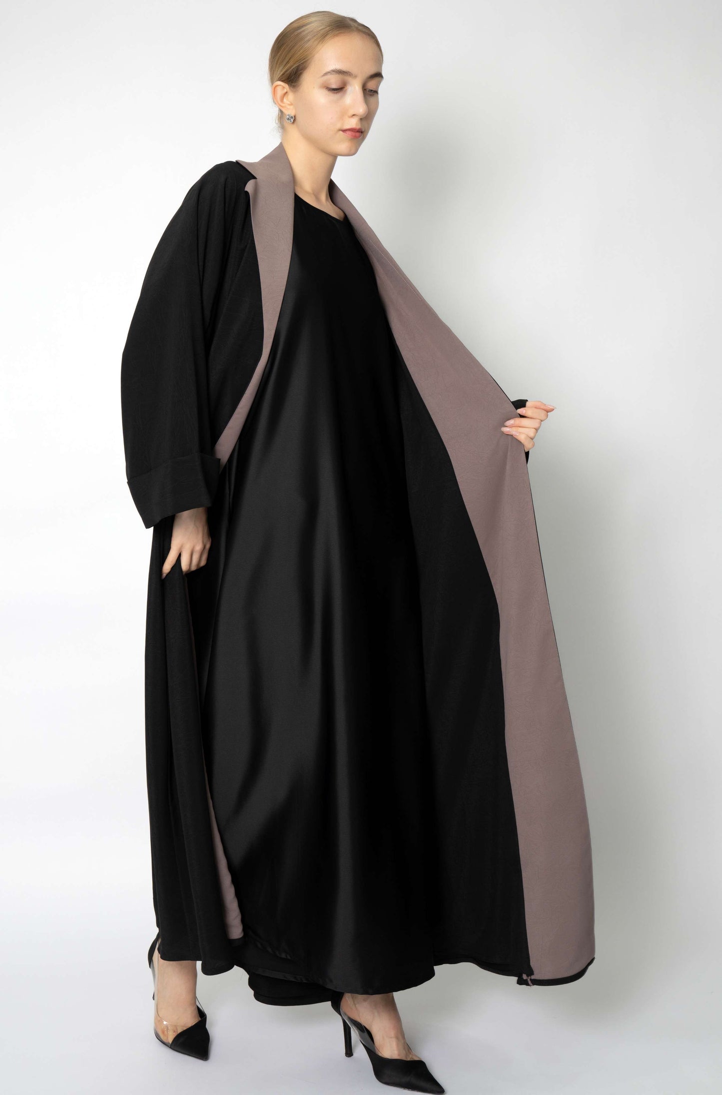 Aesthetic Collar Abaya in Elegant Colors